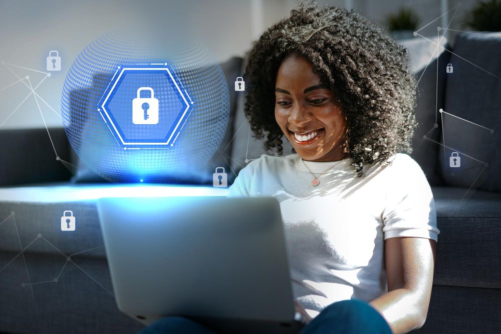 Usuária utilizando notebook com elementos digitais de cadeados ao redor, simbolizando navegação segura e proteção de dados nos serviços da Alterdata.